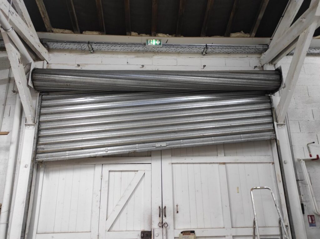 rideau métallique tordue bloqué